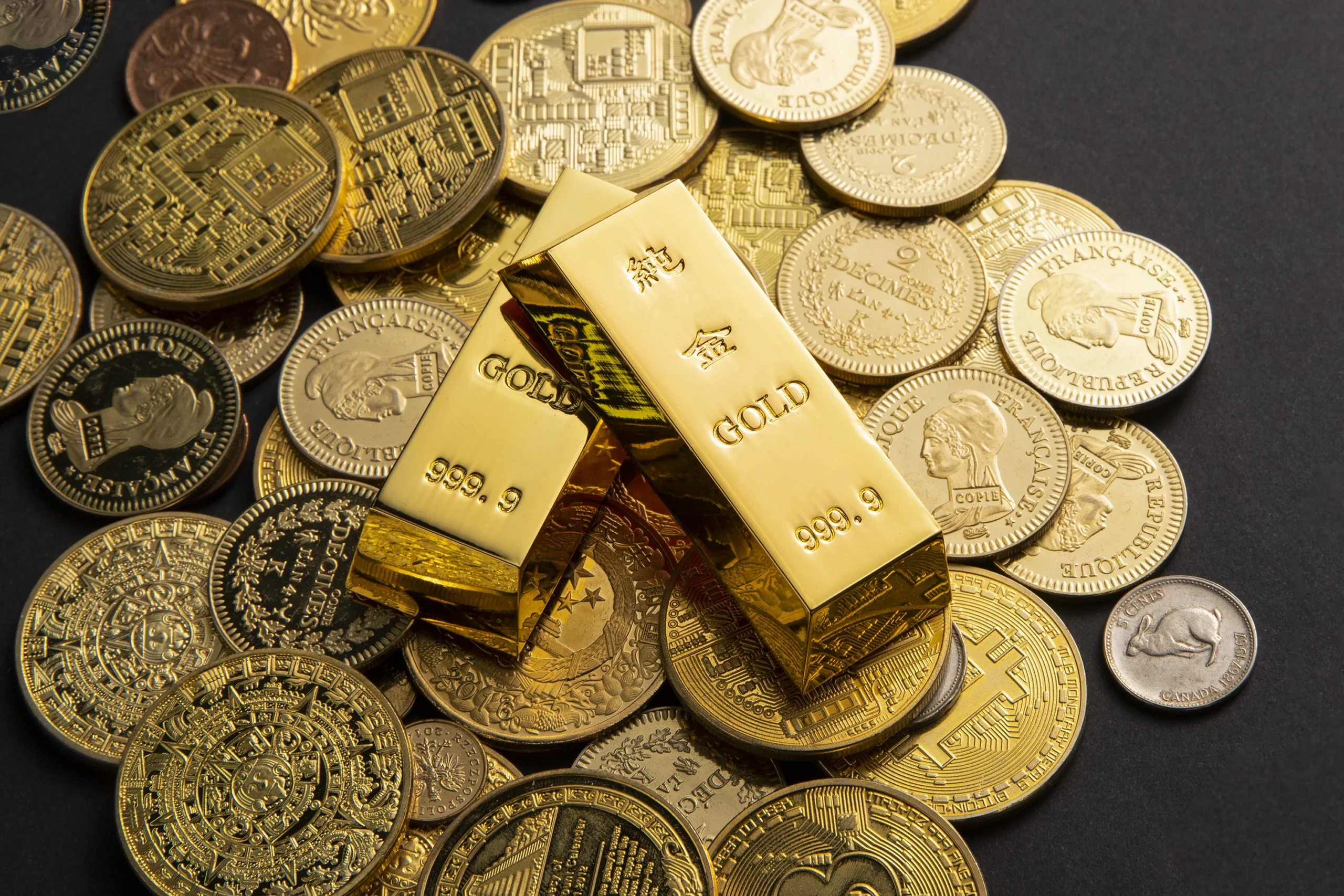 Goldmünzen und Barren