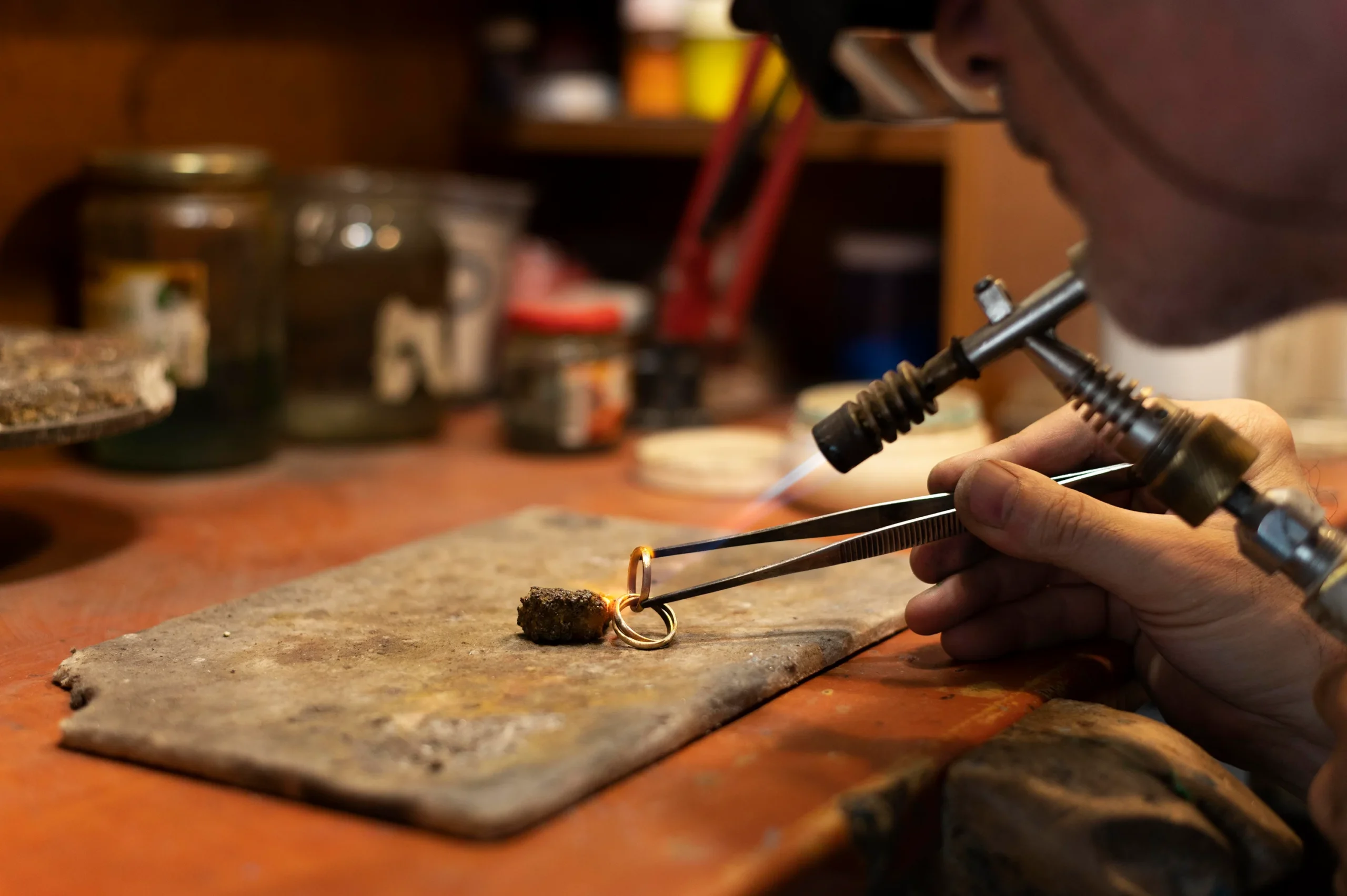 Schmuckreparatur in der Werkstatt